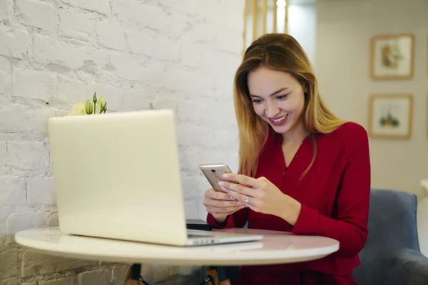 Alegre Rubia Mujer Que Recibe Una Buena Oferta Teléfono Inteligente —  Fotos de Stock