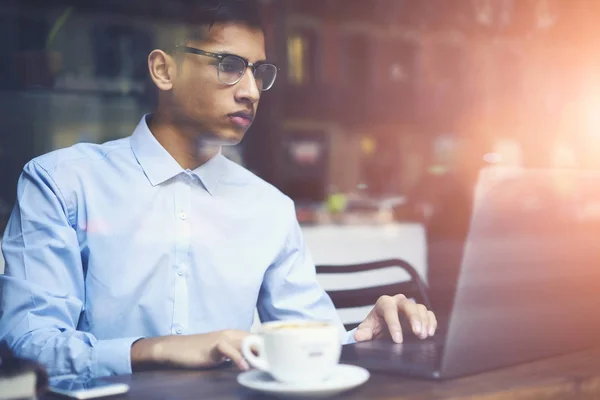 Abgeschnittenes Bild Eines Nachdenklichen Hinduistischen Teenagers Mit Brille Der Internet — Stockfoto