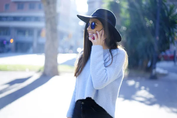 Turista Femenina Positiva Vestida Con Ropa Moda Sombrero Fresco Teniendo — Foto de Stock