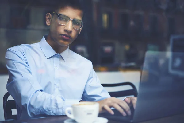 Ausgeschnittenes Porträt Eines Seriösen Hinduistischen Werbetexters Optischer Brille Der Textinformationen — Stockfoto