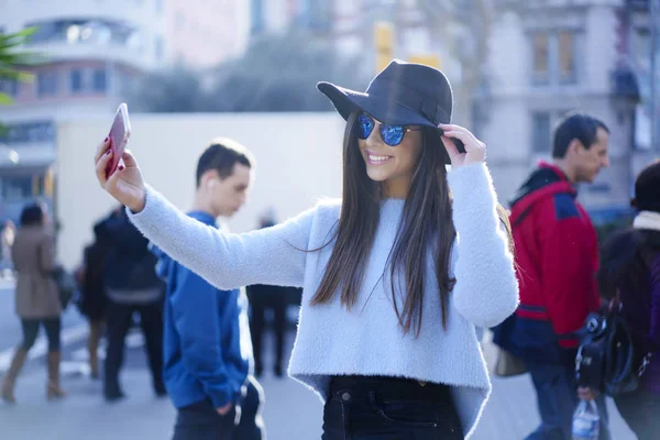 Beautiful Cheerful Tourist Stylish Sunglasses Posing While Taking Self Portrait — Stock Photo, Image