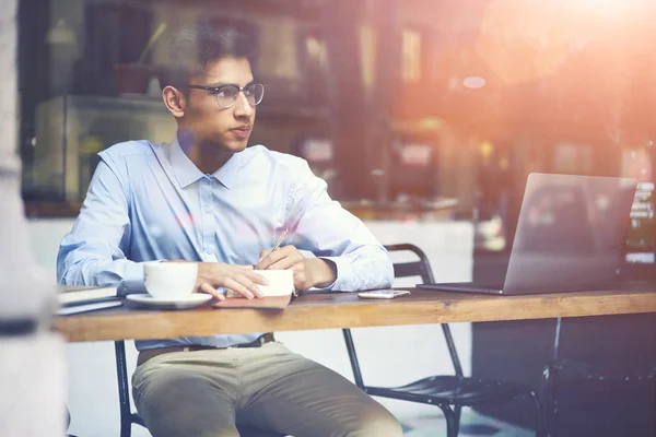 Intelligenter Hinduistischer Student Mit Brille Der Ideen Notizbuch Aufzeichnet Essays — Stockfoto