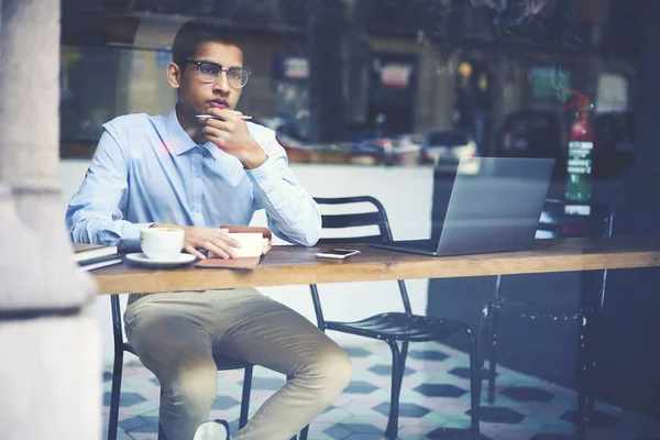 Nachdenklicher Kreativer Hindu Autor Trendiger Brille Mit Schwarzem Rahmen Der — Stockfoto