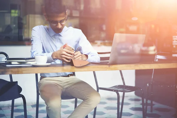 Clever Hinduistischer Student Mit Brille Telefon Der Hand Und Textinformationen — Stockfoto