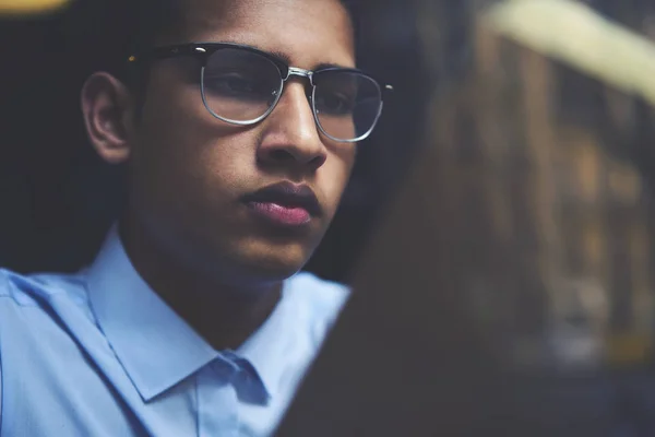 Обрезанное Изображение Вдумчивого Индусского Студента Стильных Оптических Очках Внимательно Читающего — стоковое фото