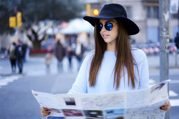 Ελκυστική Γυναίκα Ταξιδιώτη Ντυμένοι Φως Μπλε Πουλόβερ Και Καπέλο Αναζήτηση — Φωτογραφία Αρχείου
