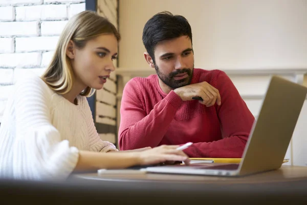 Reflexionando Hermosa Mujer Rubia Guapo Barbudo Colegas Masculinos Cuidadosamente Viendo — Foto de Stock