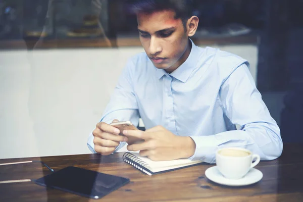 Abgeschnittenes Bild Eines Nachdenklichen Jungen Hindu Beim Lesen Empfangener Sms — Stockfoto