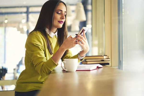 Atraktivní Administrativní Manažer Tvorby Peněz Transakce Prostřednictvím Smartphone Připojen Wifi — Stock fotografie