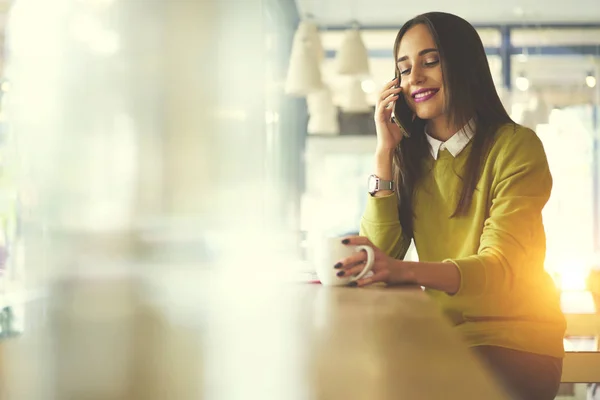 Atractiva Joven Gerente Sonriente Teniendo Conversación Teléfono Móvil Sentado Cerca — Foto de Stock