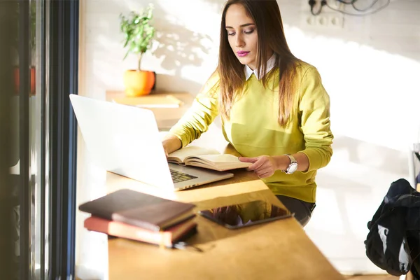 Çekici dalgın kız öğrenci kafe iç öğrenme yeni bilgiler, oturup edebiyat okuma kitaplarında raporu için araştırmalar yapma durulması güzel iş kadını konsantre  