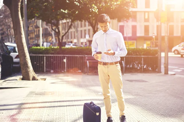 Ernsten Männlichen Reisenden Lässigem Outfit Auf Der Suche Nach Interessanten — Stockfoto