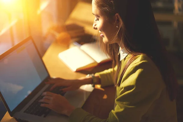 Estudante Morena Sorrindo Usando Laptop Com Tela Mock Para Conversar — Fotografia de Stock