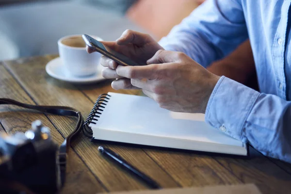 Abgeschnittenes Bild Eines Internetnutzers Der Über Ein Modernes Smartphone Sms — Stockfoto