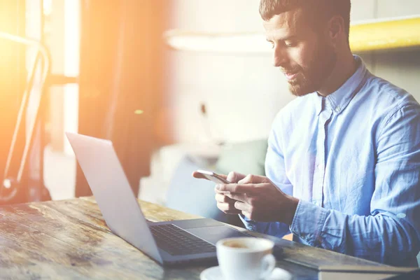 Wohlstand Freelancer Messaging Chat Auf Dem Handy Und Sitzen Holztisch — Stockfoto