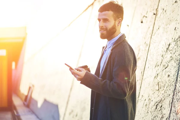 Açık Havada Kahve Ile Yürüyüş Uzak Smartphone Ayakta Kopyalama Alanı — Stok fotoğraf