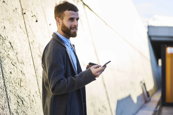 Açık Havada Kahve Ile Yürüyüş Uzak Smartphone Ayakta Kopyalama Alanı — Stok fotoğraf