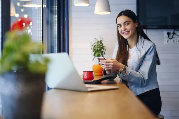 Portrét Krásné Fenky Rukou Držel Moderní Smartphone Instalaci Mobilní Aplikace — Stock fotografie