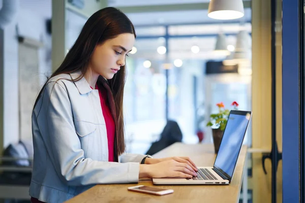 Giovane Studente Concentrato Utilizzando Computer Portatile Ricerca Informazioni Reti Digitazione — Foto Stock