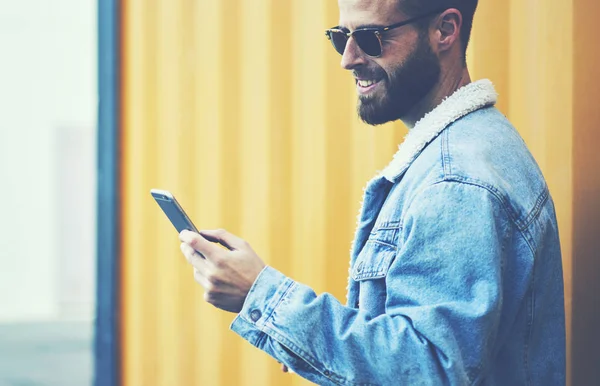 Sorrindo Bonito Jovem Blogueiro Óculos Sol Assistindo Vídeos Engraçados Sites — Fotografia de Stock