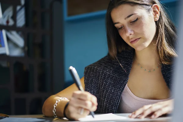 Mulher Jovem Inteligente Com Cabelo Morena Escrevendo Notas Caderno Preparando — Fotografia de Stock