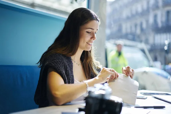 Smilende Hipsterpike Med Grå Genser Sittende Ved Skrivebordet Stilige Kaffebar – stockfoto