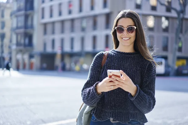 Retrato Menina Hipster Morena Alegre Óculos Sol Andando Centro Cidade — Fotografia de Stock