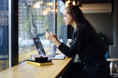 İyi yaratıcı metin yazarı arıyor Smartphone cep telefonu ile sosyal ağlarda arkadaşlarınızla sohbet için 4 g bağlı. Yetenekli çekici grafik tasarımcı uygulama modern cihaz kullanarak iletileri gönderme