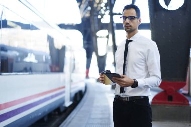 Tren istasyonu elbiseli genç adam