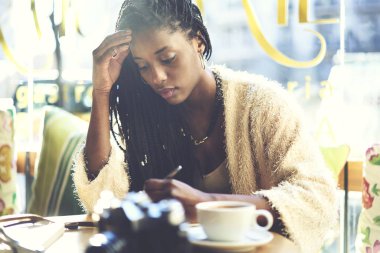 Dalgın afro Amerikan Uluslararası öğrenci bilgi, serbest zaman yazma makale içinde not etmek sırasında çalışan profesyonel gazeteci analiz ödev görev için rapor yapma kafe iç oturan