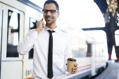 Adam resmi konuşan telefon