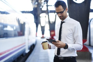 tablet ve kahve ile işadamı