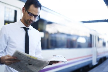 Tren istasyonu gazetede iş adamı