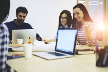 Rüya takım birlikte ofisinde oturum beyin fırtınası sırasında sahte kopya alanı ekranı ile dizüstü bilgisayar kullanarak çizimler ile sorunları çözme sırasında çalışan yetenekli tasarımcıları üye çeşitlilik Grup