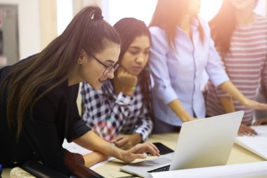 Gözlük yararlı bilgiler web sayfalarındaki laptop tarama durulması deneyimli kadın wifi için verimli meslektaşları ile ofiste iş başlangıç projesi üzerinde çalışırken bağlı