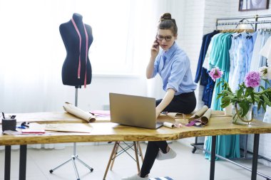 Gözlük yeni moda koleksiyonu modern aygıt yolu ile ilgili olarak ortakları ile dizüstü bilgisayardan bilgi analiz için wifi bağlıyken iletişim kadın girişimci büyüleyici durulması