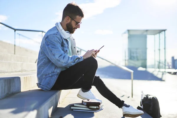 Bärtig Gut Aussehender Mann Bucht Flugticket Auf Webseite Für Bevorstehende — Stockfoto