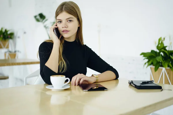 Poloviční Délka Portrét Atraktivní Mladý Manažer Mluvit Telefonu Sedí Chutnou — Stock fotografie