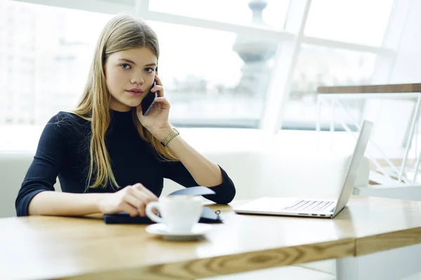 Retrato Una Joven Mujer Negocios Mirando Cámara Mientras Habla Por — Foto de Stock