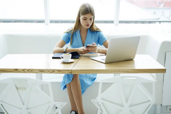 Nadenkend Jonge Vrouw Leest Ontvangen Sms Bericht Smartphone Tijdens Werkproces — Stockfoto