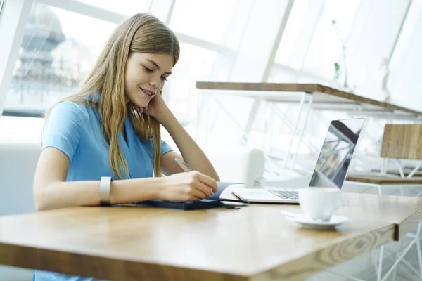 Sonriente Chica Hipster Anotando Notas Cuaderno Sentado Ordenador Portátil Interior — Foto de Stock