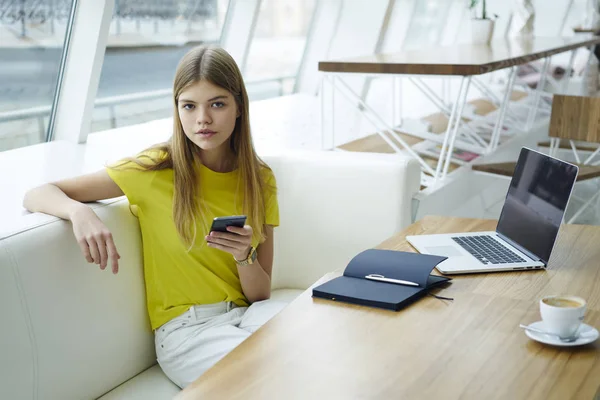 Portret Piękne Hipster Girl Ubrany Żółty Shirt Trzymając Telefon Rękę — Zdjęcie stockowe