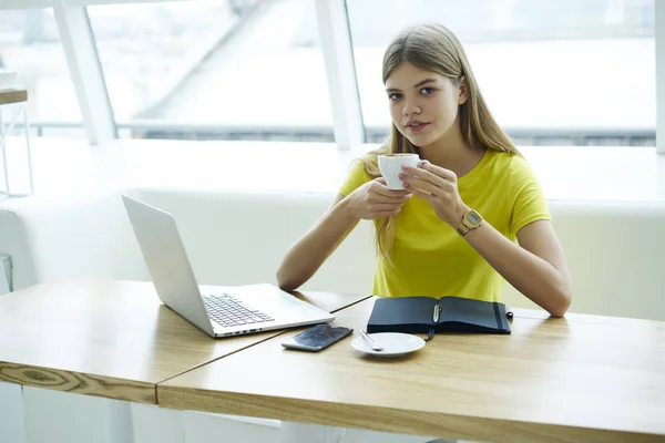 Gyönyörű Tanuló Szőke Haj Aroma Kávé Kezében Tartja Mosolyogva Laptop — Stock Fotó