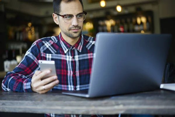 Guapo Freelancer Masculino Actualización Software Gadgets Sentado Interior Cafetería Con —  Fotos de Stock