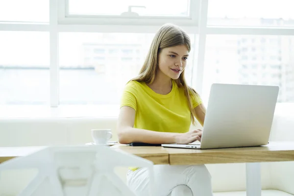 Mujer Rubia Encantadora Positiva Viendo Vídeo Divertido Ordenador Portátil Mientras — Foto de Stock