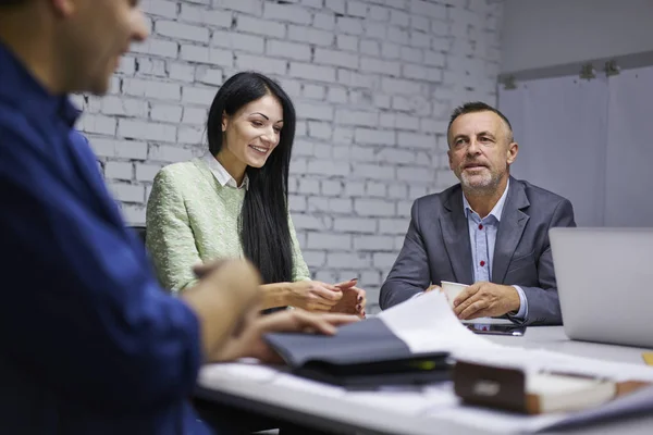 Framgångsrika Experter Diskuterar Nya Idéer För Att Utveckla Byggnad Start — Stockfoto