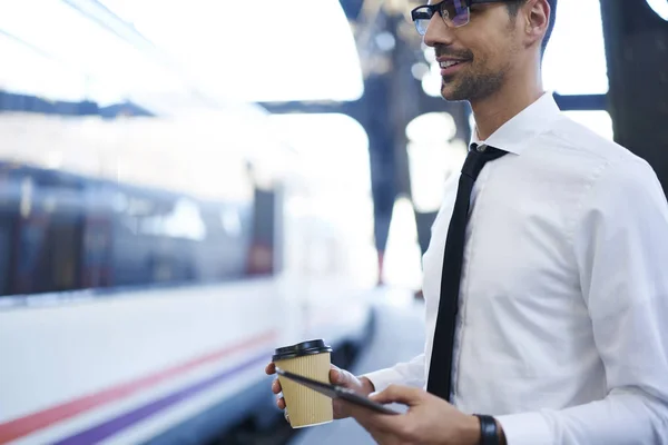 Uomo d'affari alla stazione ferroviaria — Foto Stock