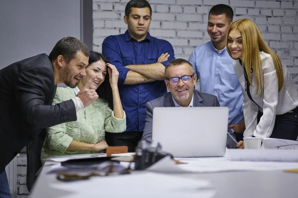 Sorrindo Colegas Masculinos Femininos Designers Desgaste Escritório Assistindo Novo Gráfico — Fotografia de Stock