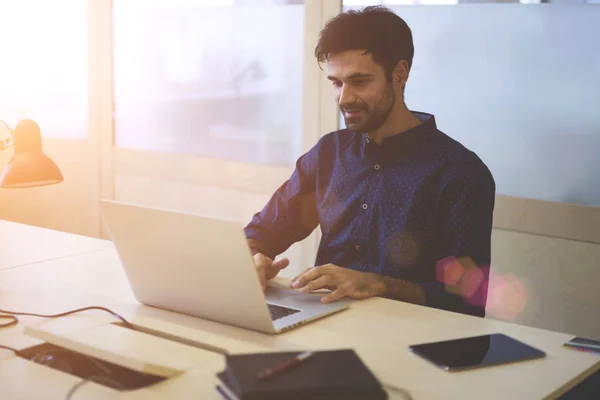 Programador Capacitado Barbudo Positivo Charlando Con Cliente Sobre Ideas Proyectos — Foto de Stock