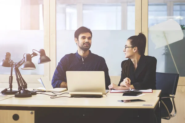 Beau Mâle Positif Belle Femme Réfléchissant Discuter Des Idées Créatives — Photo